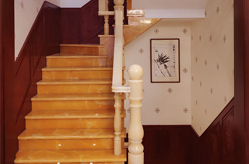 马尾中式别墅室内汉白玉石楼梯的定制安装装饰效果