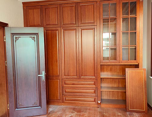 马尾中式家庭装修里定制的实木衣柜效果图
